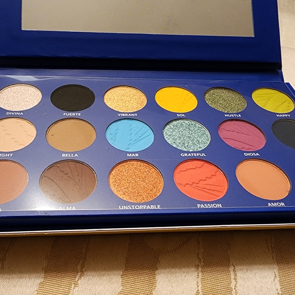 Tresluce Beauty I Am Shadow Palette.
